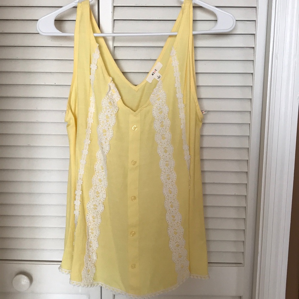 Yellow sleeve less blouse. Size Large